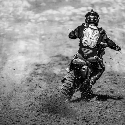 Cross. Dekorations billede - Motorcross på en kørebane