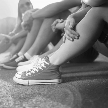 Piger-converse. Dekorations billede - Teenagerpiger med converse sko på