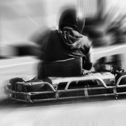 Gocart. Dekorations billede - Teenager køre i en gocart