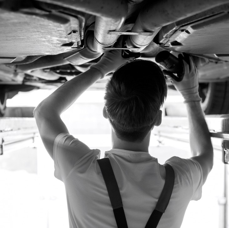 Motor. Dekorations billede - Teenagerdreng reparere en bil