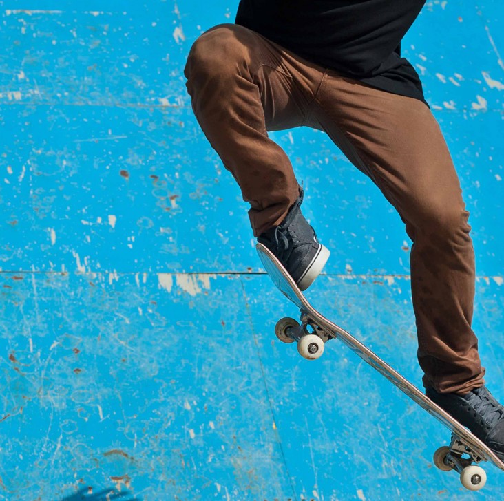 Skate. Dekorations billede - Skater laver tricks på skateboard
